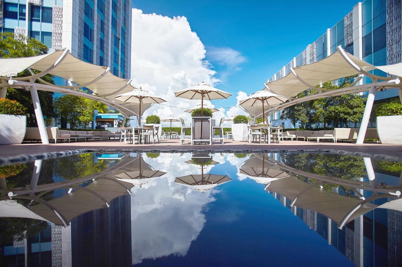 Crimson Hotel Filinvest City, Manila Muntinlupa City Exteriér fotografie The pool at the Ritz-Carlton, South Beach