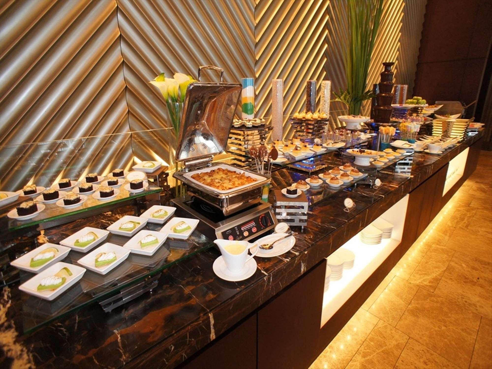 Crimson Hotel Filinvest City, Manila Muntinlupa City Exteriér fotografie A buffet at a hotel