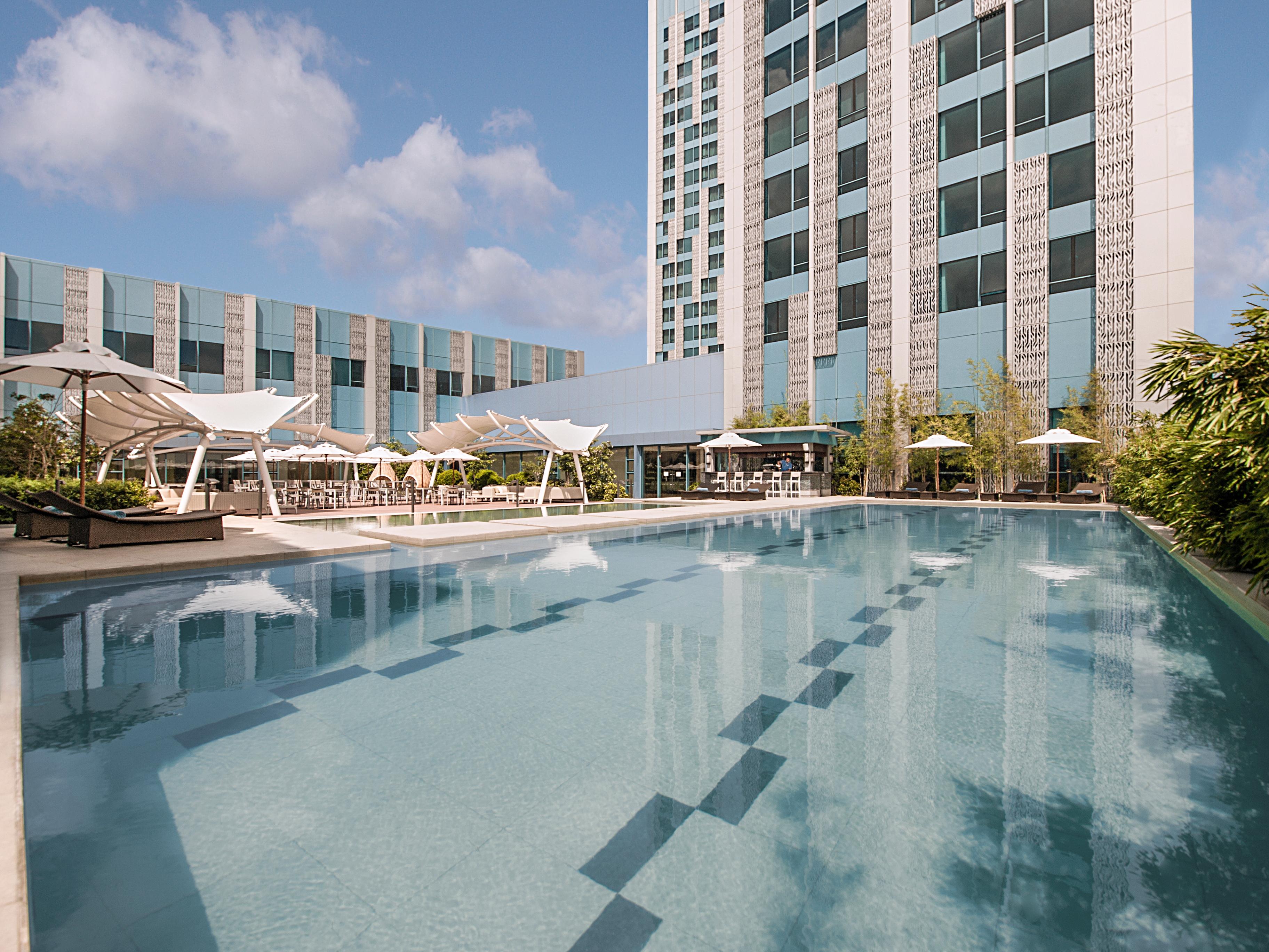 Crimson Hotel Filinvest City, Manila Muntinlupa City Exteriér fotografie The pool at the hotel